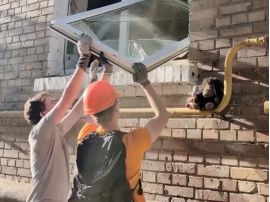 Волонтери спільноти «Київські кажани» допомагають постраждалим після обстрілів