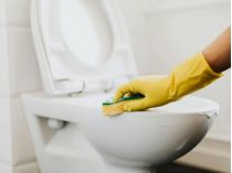 Забудьте про уксус и соду: как эффективно очистить унитаз от налета