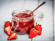 Вы ещё не хранили клубнику таким образом: рецепт заготовки, который станет главным хитом зимы