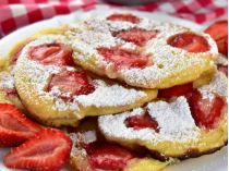 Йогуртовые блинчики с клубникой