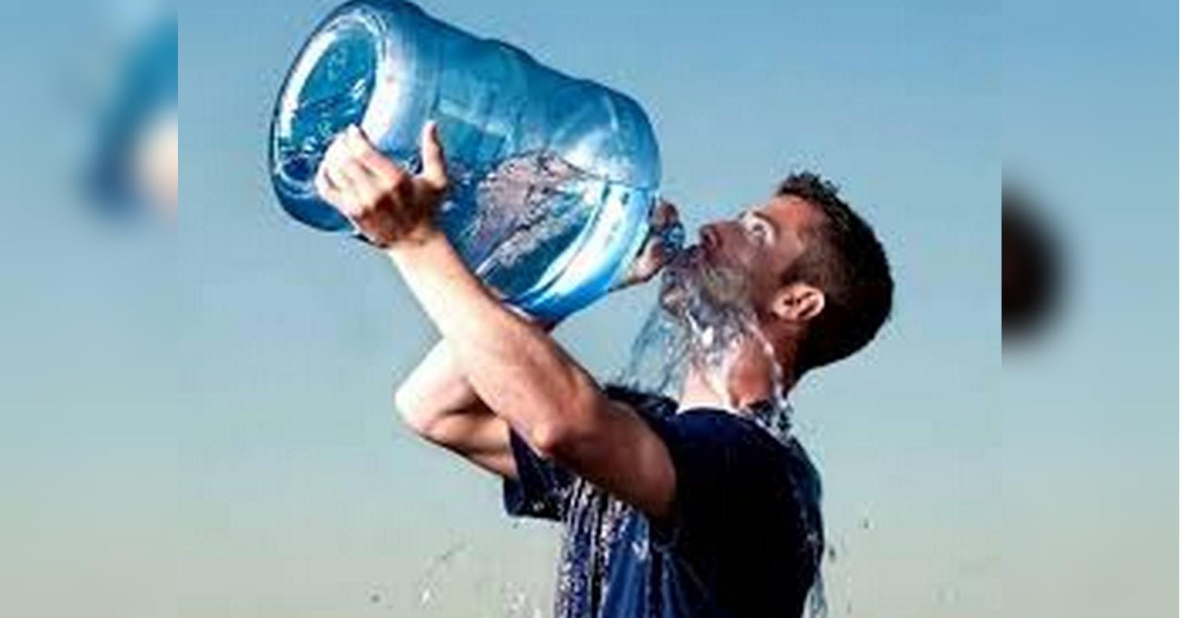 Скільки води пити щодня, щоб не було каменів у нирках: лікарі дали чітку відповідь