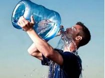 Скільки води пити щодня, щоб не було каменів у нирках: лікарі дали чітку відповідь