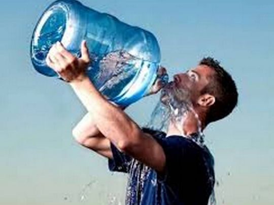 Скільки води пити щодня, щоб не було каменів у нирках: лікарі дали чітку відповідь