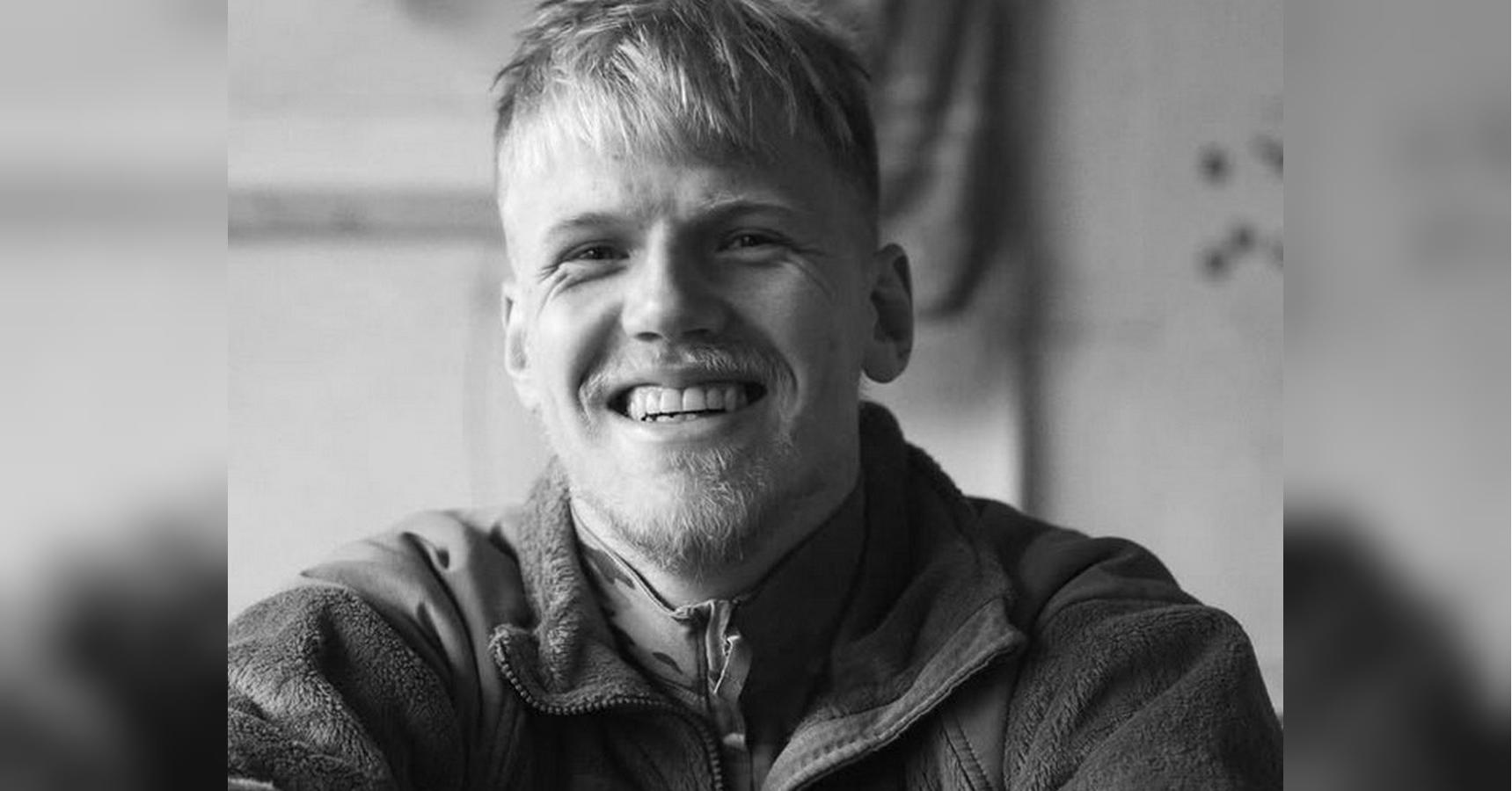 «Я стріляв по машині з літерою „Z“, але вигадав, що там були цивільні, аби тільки припинили мене катувати»: колишній полонений «азовець» написав книгу «Окраєць»
