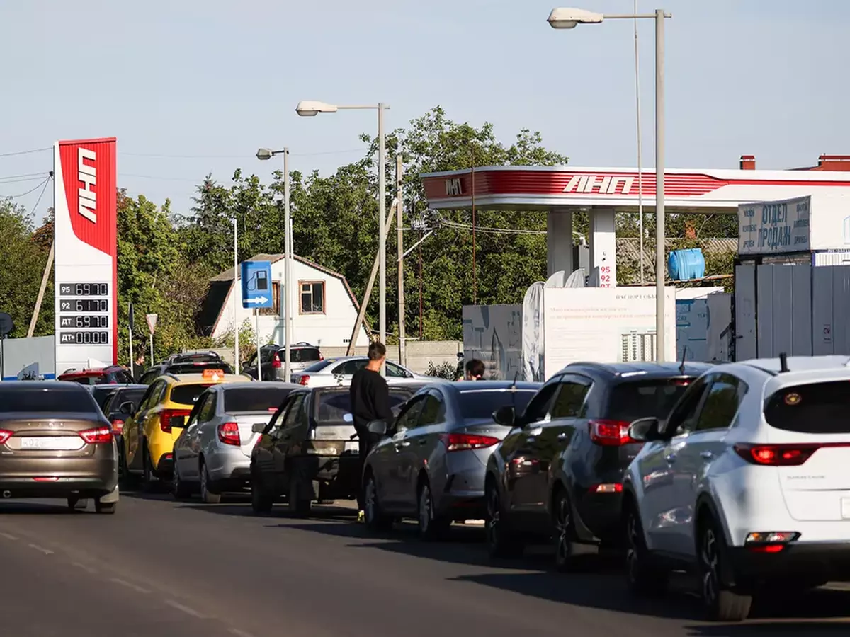 Дефіцит та зростання цін: що відбувається в росії з пальним