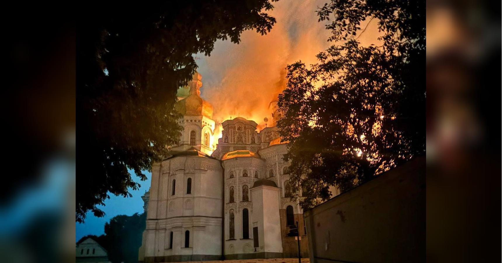 Пожежі й руйнування майже в усіх районах, тисячі без світла, є жертви: Київ пережив одну з найважчих атак (фото, відео)