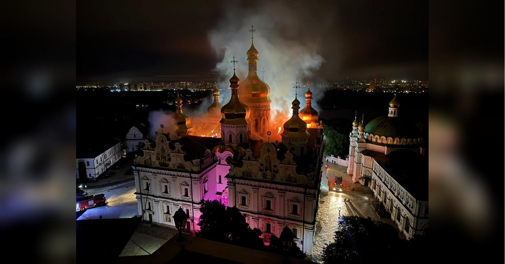 Росія вдарила по серцю української святині: горить Києво-Печерська лавра, знищена кіностудія Довженка (фото, відео)
