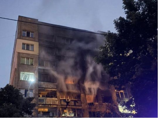 У Києві є влучання у житлові будинки, фото ДСНС