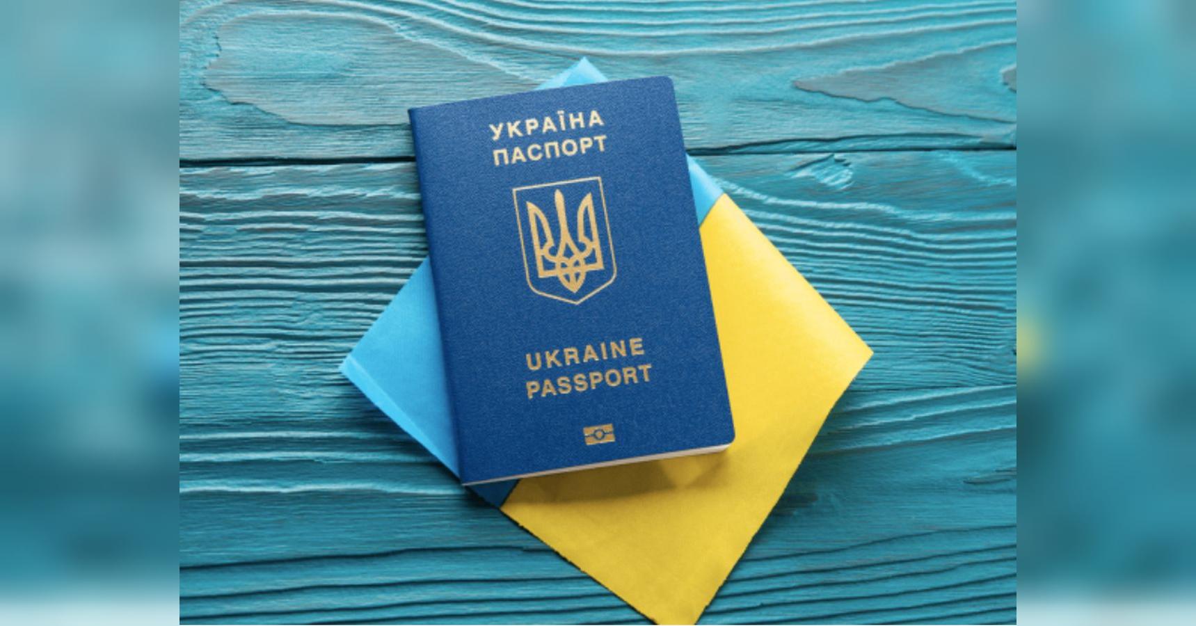 Кого не випустять за кордон: частина українських паспортів втратила чинність