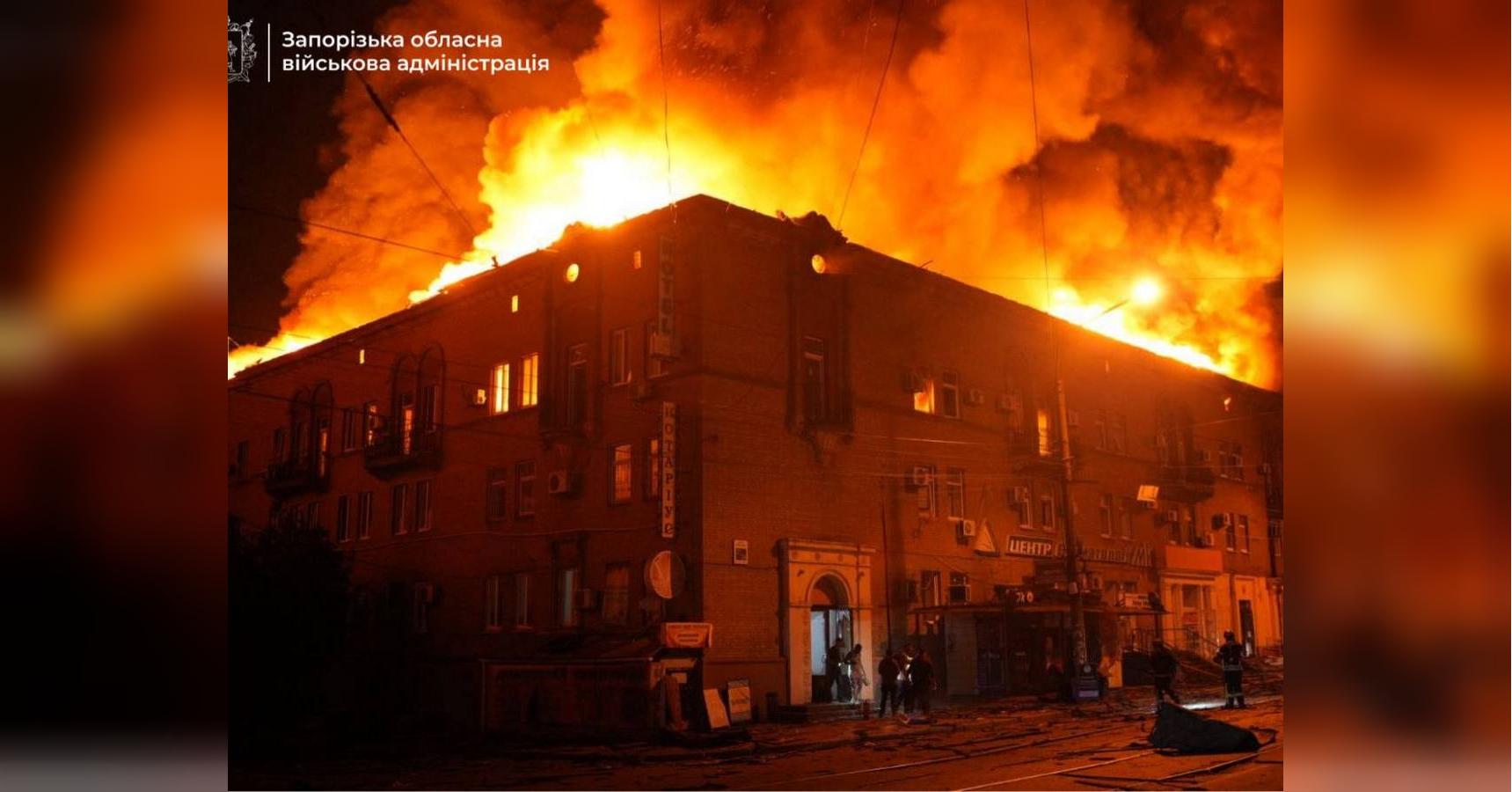 Палають будинки і ТЦ, є загиблі і постраждалі: росія жорстко вдарила по Україні (фото, відео)