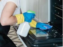 Як відмити скло духовки до блиску: експерти назвали прості та дієві способи