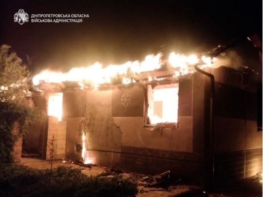 У Дніпрі палали приватні будинки, фото ОВА