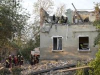 Росіяни вдарили по будинку в Харкові: є руйнування і жертви