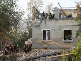 Росіяни вдарили по будинку в Харкові: є руйнування і жертви