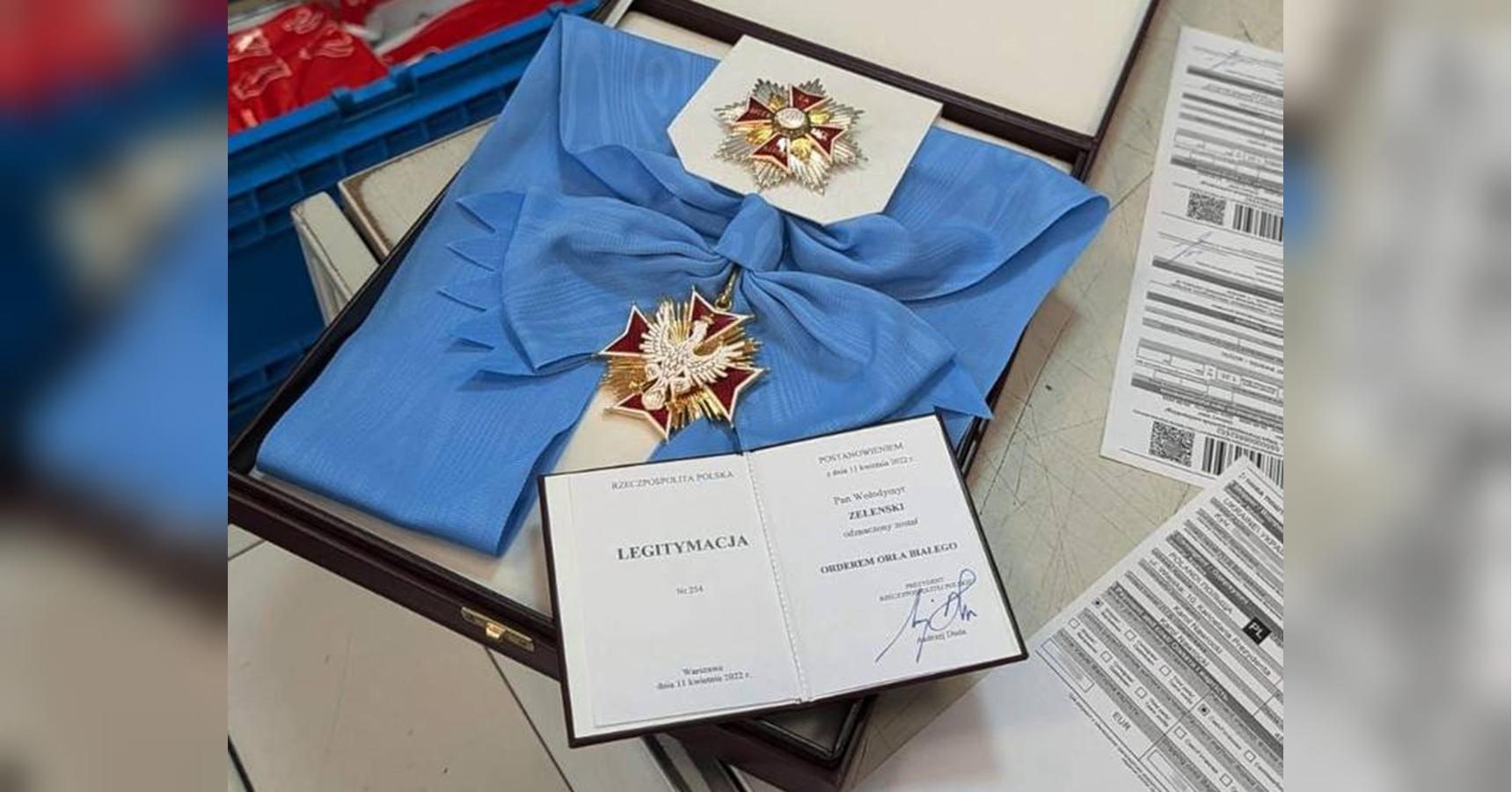 Зеленський із вдячністю повернув польський Орден Білого Орла «Новою поштою» (фото)