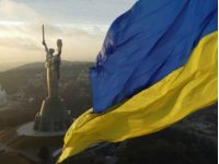 Батьківщина-мати та український прапор