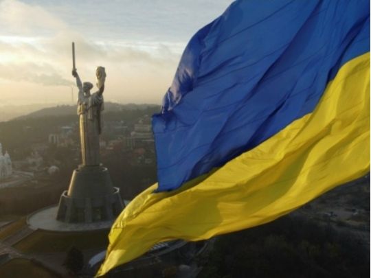 Родина-мать и украинский флаг