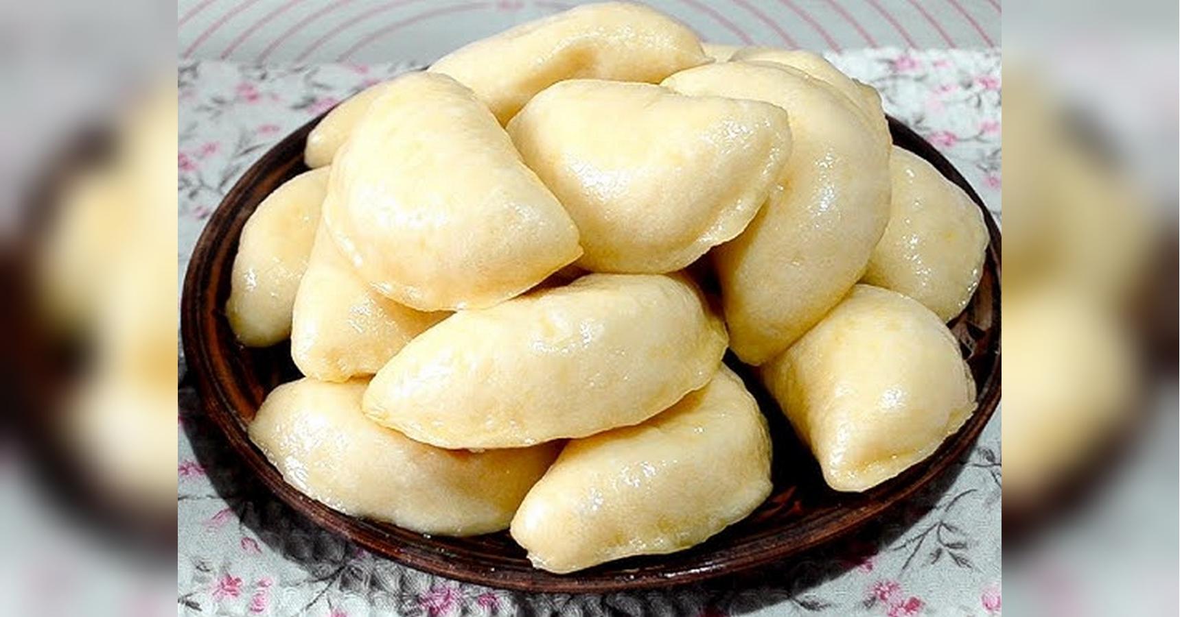 Не розварюються і тримають форму: як приготувати вареники з полуницею на пару