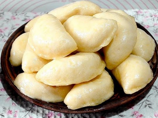 Не развариваются и сохраняют форму: как приготовить вареники с клубникой на пару