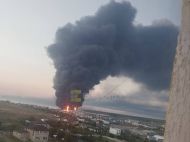 Окупанти призупинили рух Кримським мостом: у&nbsp;Керчі пошкоджено порт, палає паливний термінал (фото, відео)