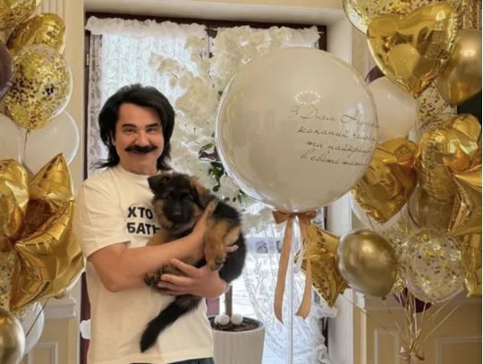 Зібров з подарунком, фото скриншот відео