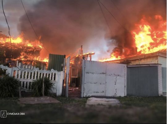 У Сумах росіяни вдарили по приватному сектору, фото ДСНС