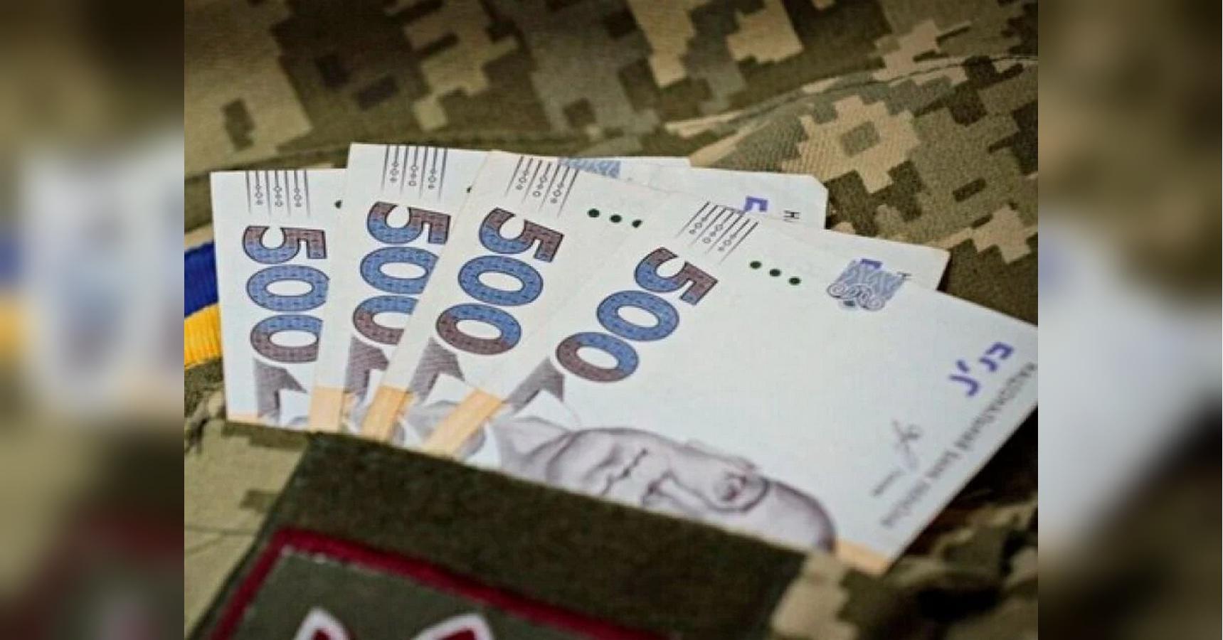 Зеленський підписав закон: військовим підвищують зарплати