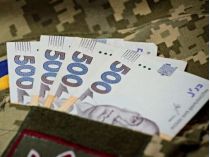 Зарплати військовим підвищать