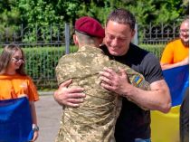 Мэр Каменского Андрей Билоусов поздравляет освобожденного из плена десантника 