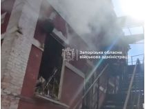 В Запорожье в результате атаки повреждены дома, горят авто, фото ОВА