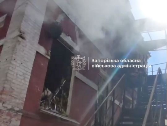 У Запоріжжі внаслідок атаки пошкоджено будинки, горять авто, фото ОВА