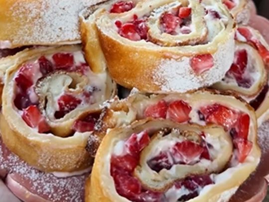 Літній млинець-рулет із полуницею&nbsp;— Фото: скріншот відео