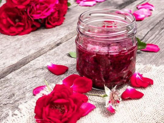 Неймовірно смачне та ароматне: як приготувати ідеальне варення з пелюсток троянд