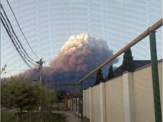 На Кубані горить найбільший НПЗ на півдні рф, фото соцмережі
