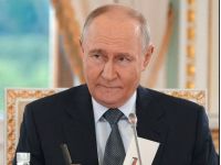 Путін пробіг повз Січкарь й здався їй дуже маленьким, фото з відкритих джерел