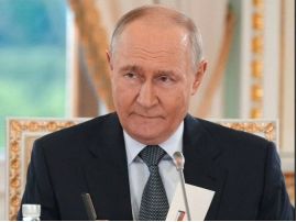 Путін пробіг повз Січкарь й здався їй дуже маленьким, фото з відкритих джерел