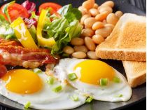 Неожиданно вредный завтрак: 9 продуктов, которые лучше не есть утром