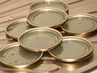 Білі чи жовті: які металеві кришки краще обрати для консервації