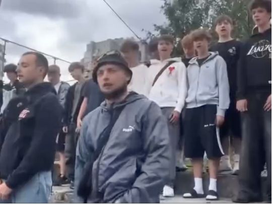 Молодых людей заставили извиняться, фото скриншот видео