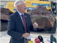 Сенатор США Ліндсі Грем під час візиту до Києва пообіцяв жорсткі санкціїї проти рф, фото скриншот відео