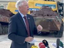 Сенатор США Ліндсі Грем під час візиту до Києва пообіцяв жорсткі санкціїї проти рф, фото скриншот відео