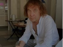 У известного русского певца отказали ноги