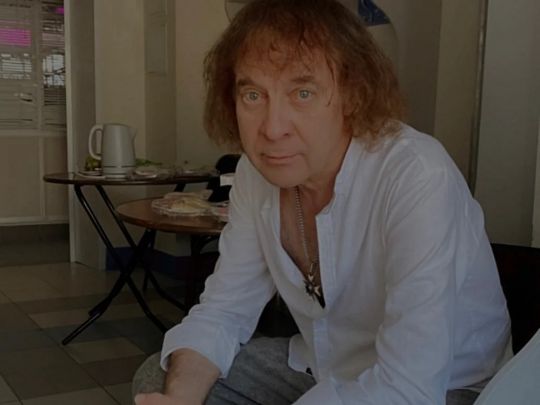 У известного русского певца отказали ноги