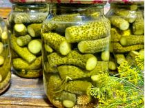 Как сделать маринованные огурцы хрустящими: эксперты назвали основные ошибки при заготовке