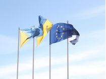 Прапори ЄС та України. Фото&nbsp;— pexels