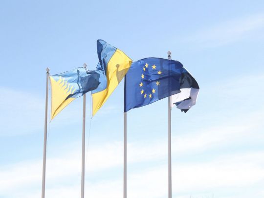 Флаги ЕС и Украины. Фото - pexels