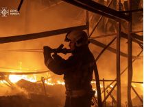 В Киеве горели склады в двух районах столицы, фото ГСЧС