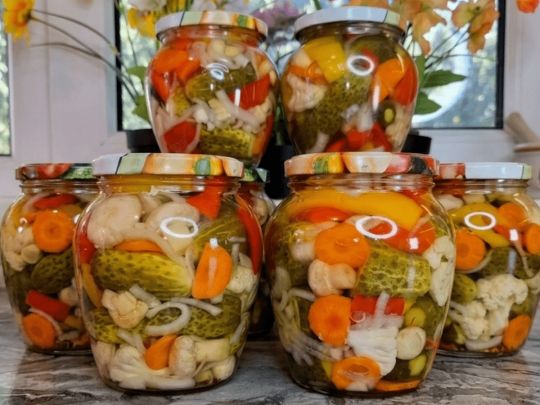 Рецепт вкусного салата-ассорти на зиму