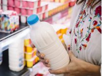 Молочні продукти у магазині. Фото з сайту zemliak.com
