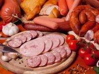 Не лише м’ясо: що приховує склад дешевої ковбаси та чи варто її купувати